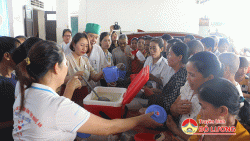 Phát cháo, phát sữa, cắt tóc miễn phí cho bệnh nhân