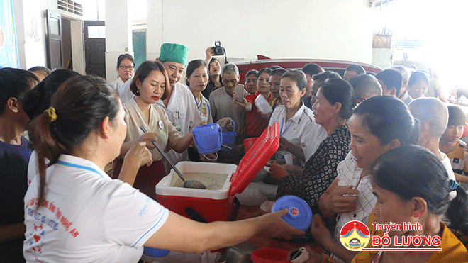 Phát cháo, phát sữa, cắt tóc miễn phí cho bệnh nhân